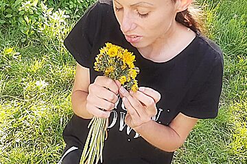 I Gave My Neighbor Flowers And She Thanked Me With Cunnilingus - Lesbian - Candy S