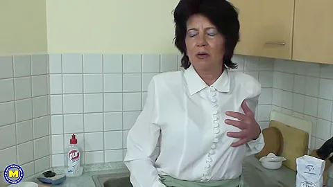 Hansah And Belinde In Mature Cunt Getting Her Slit Fisted By A Nice Teeny