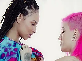 Poca Hontas In Qween E Decidem Matar O Tesao Entre Si Apos Fofocar Sobre O Boy 10 Min