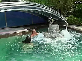Hot Pornstar - Sexy Girls Eating Pussy By The Pool