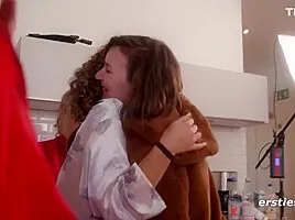 5 Bildhubsche Madels Konzentrieren Sich In Einem Yoni-gazing-workshop